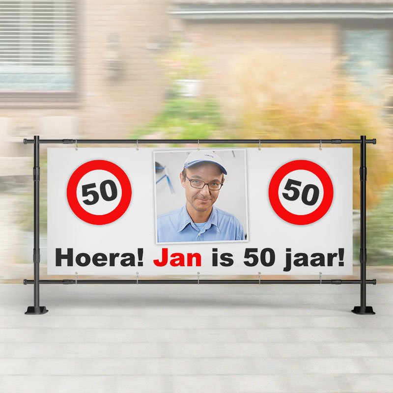 Spandoek Abraham | Foto Abraham met verkeersborden