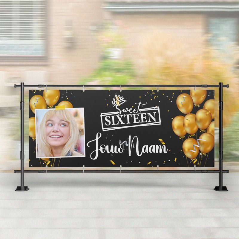 Spandoek Sweet Sixteen - Zwart met goud ballonnen - Spandoek 16 Jaar